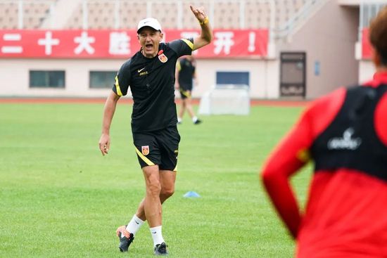 “新联盛五虎”集结对峙 蓄势待发掀起殊死较量与《当年情》MV同步发布的“新联盛五虎”剧照承载港风原味，身处帮会与警届多重身份的阿骆处于矛盾中心